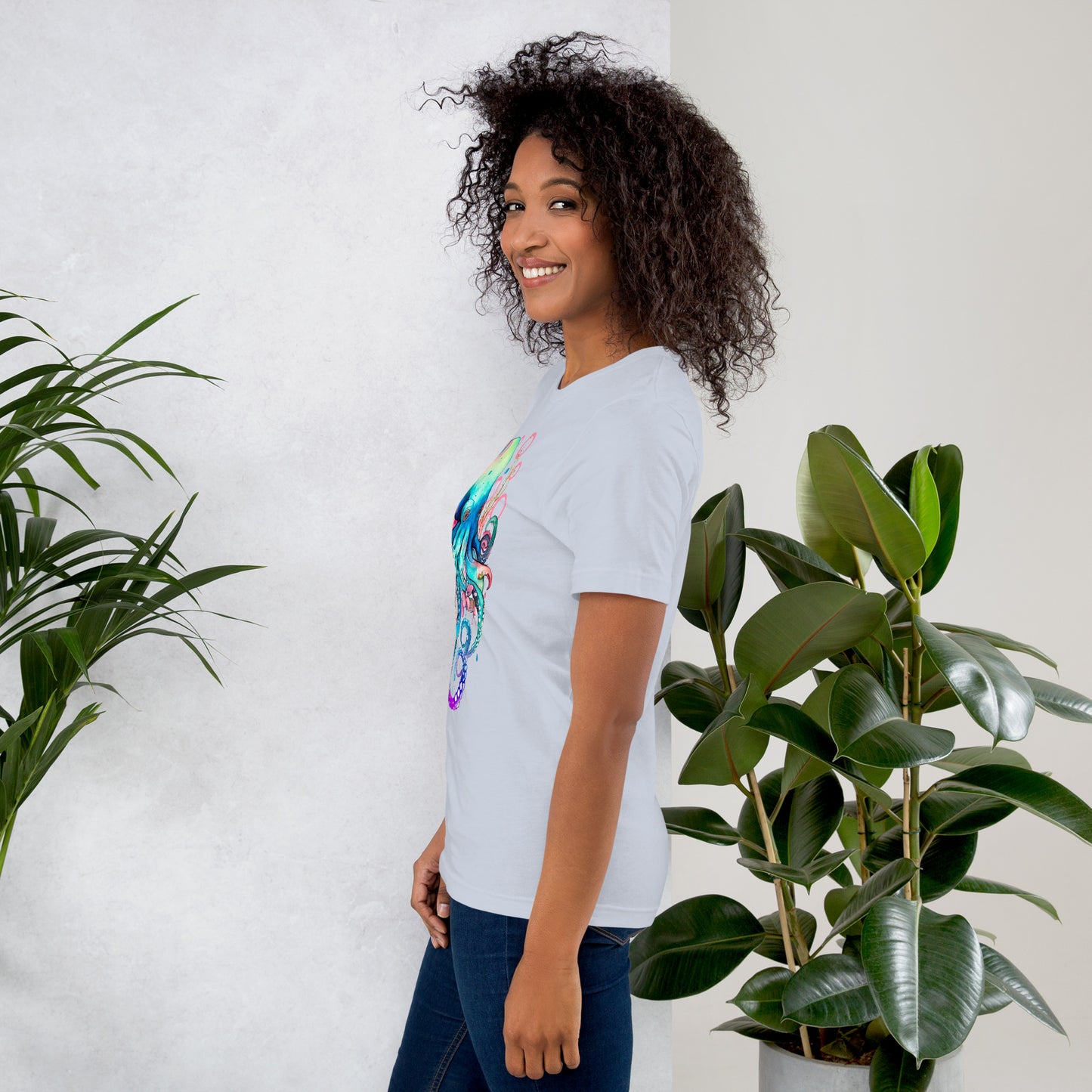 T-shirt Senhora com Estampa de Polvo em Aguarela Rosa e Azul - Conforto e Estilo